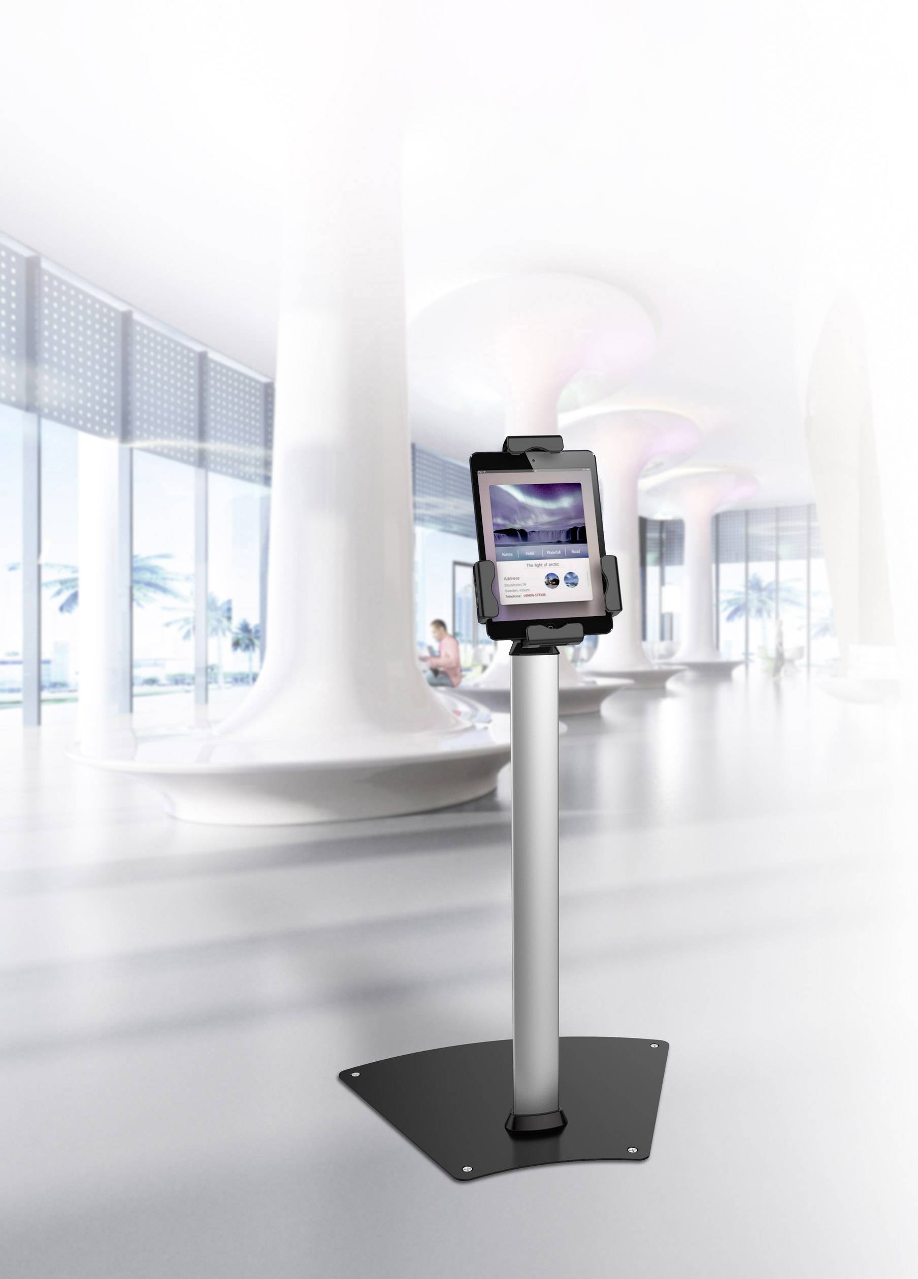 Een tablet op een standaard in een moderne, witte ruimte. Op de achtergrond zijn grote ramen en futuristische zuilen zichtbaar.