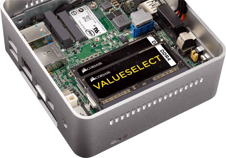 Kleine computer met open behuizing, toont een geïnstalleerde Corsair ValueSelect DDR4-RAM-kaart en andere interne componenten.