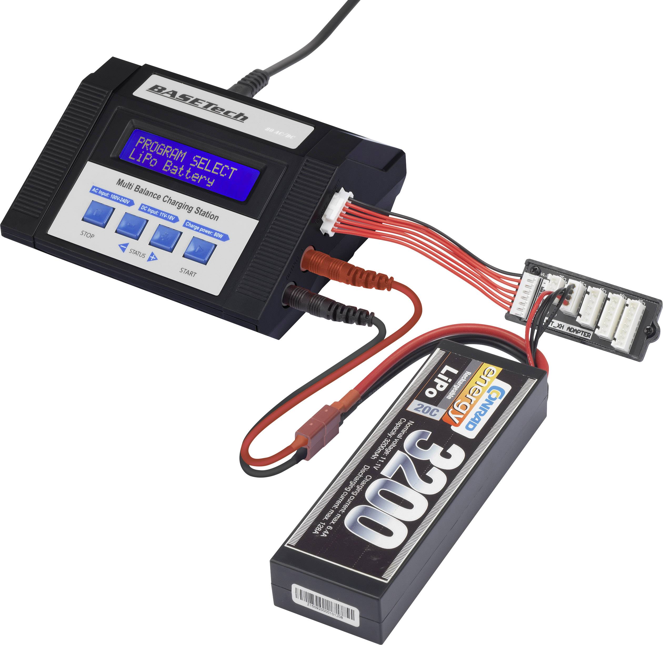 Een oplader voor modelbouw-accu's, verbonden met een LiPo-accu. Het display toont 'Program Select LiPo Battery'.