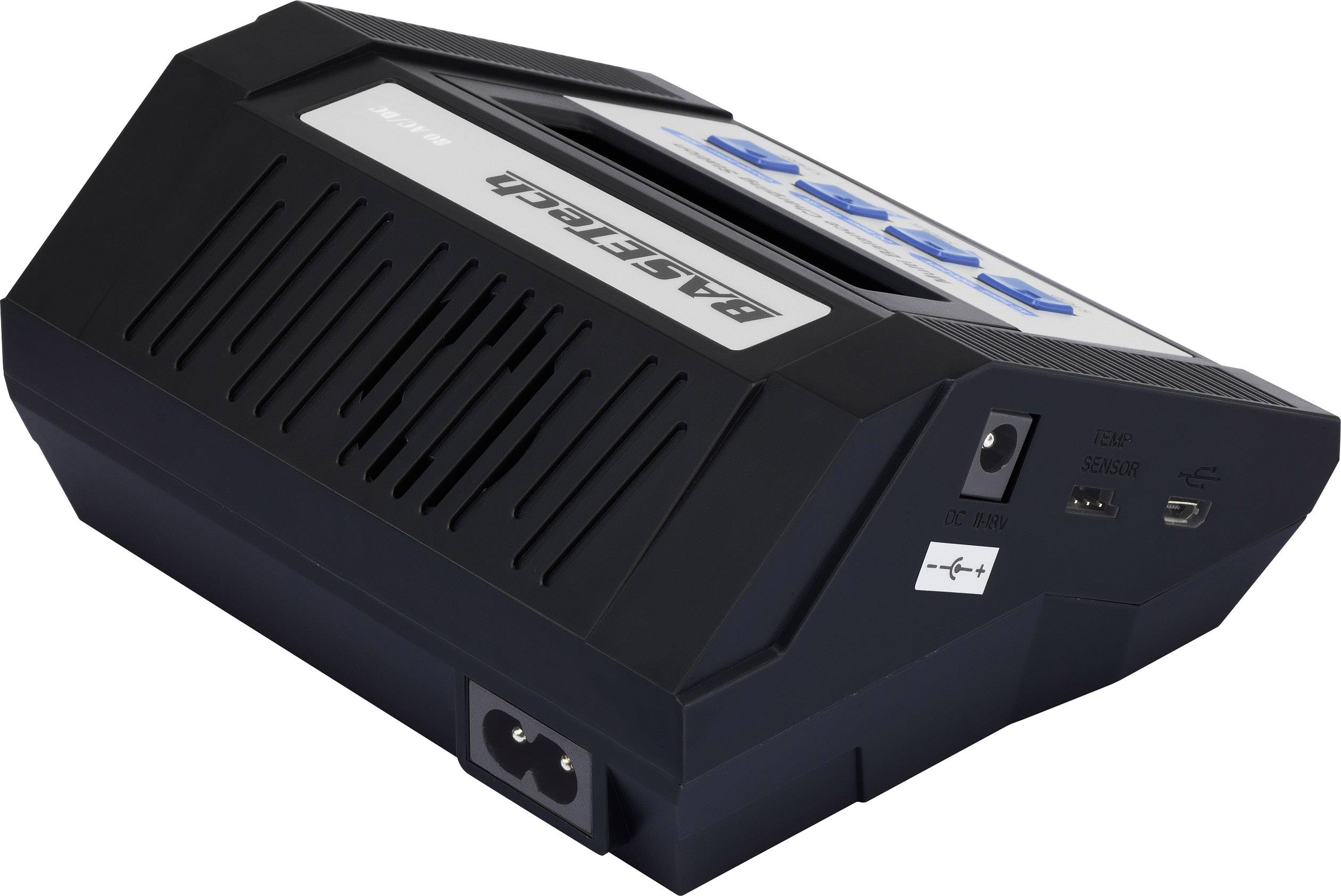 Een zwart oplaadapparaat met ventilatiesleuven toont de opdruk 'BASIC Dual'. Het heeft blauwe knoppen en verschillende aansluitingsmogelijkheden.