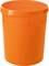 Een grote, effen oranje plastic emmer zonder zichtbare merktekens of versieringen.