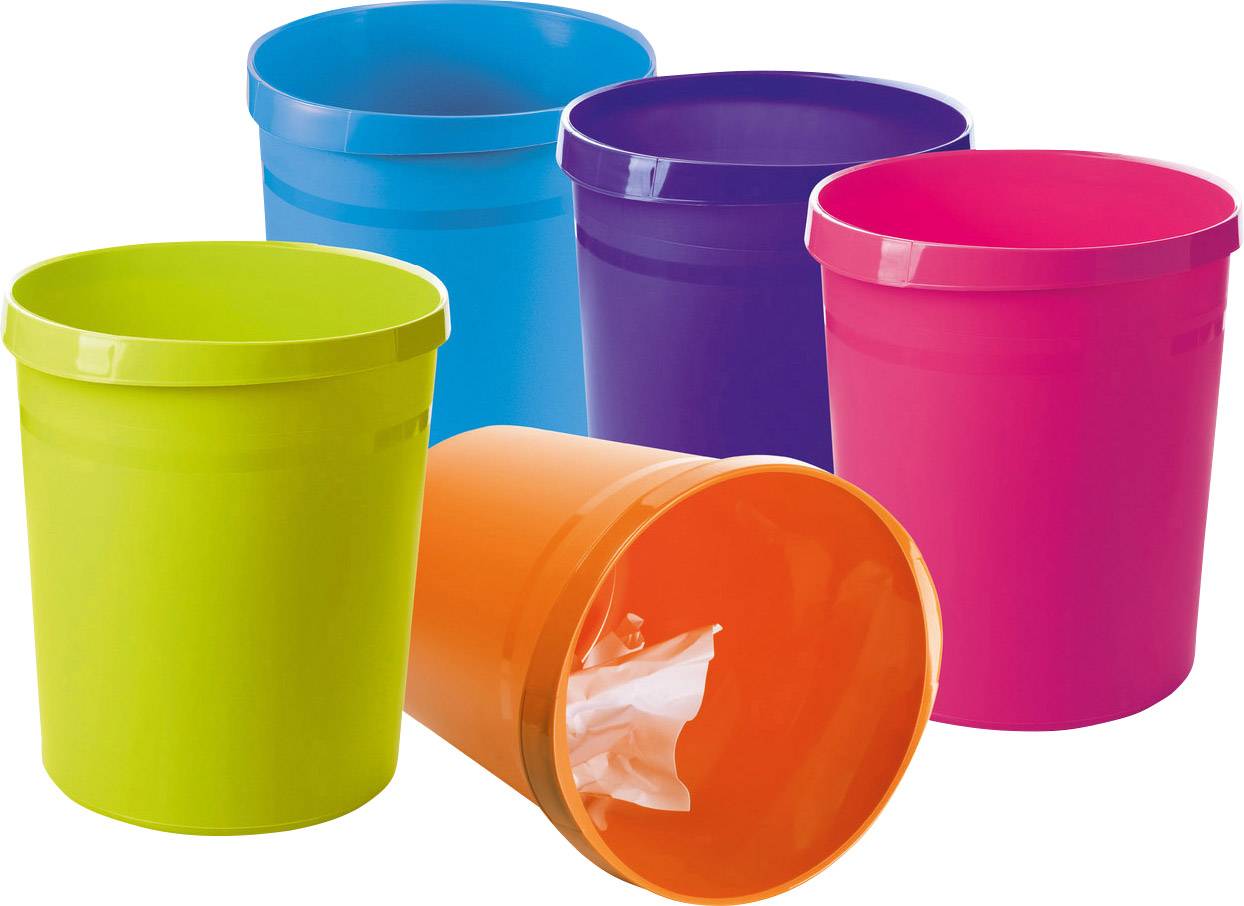 Vijf kleurrijke plastic prullenbakken in de kleuren blauw, paars, roze, groen en oranje. De oranje emmer ligt op zijn kant.