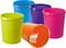 Vijf kleurrijke plastic prullenbakken in de kleuren blauw, paars, roze, groen en oranje. De oranje emmer ligt op zijn kant.