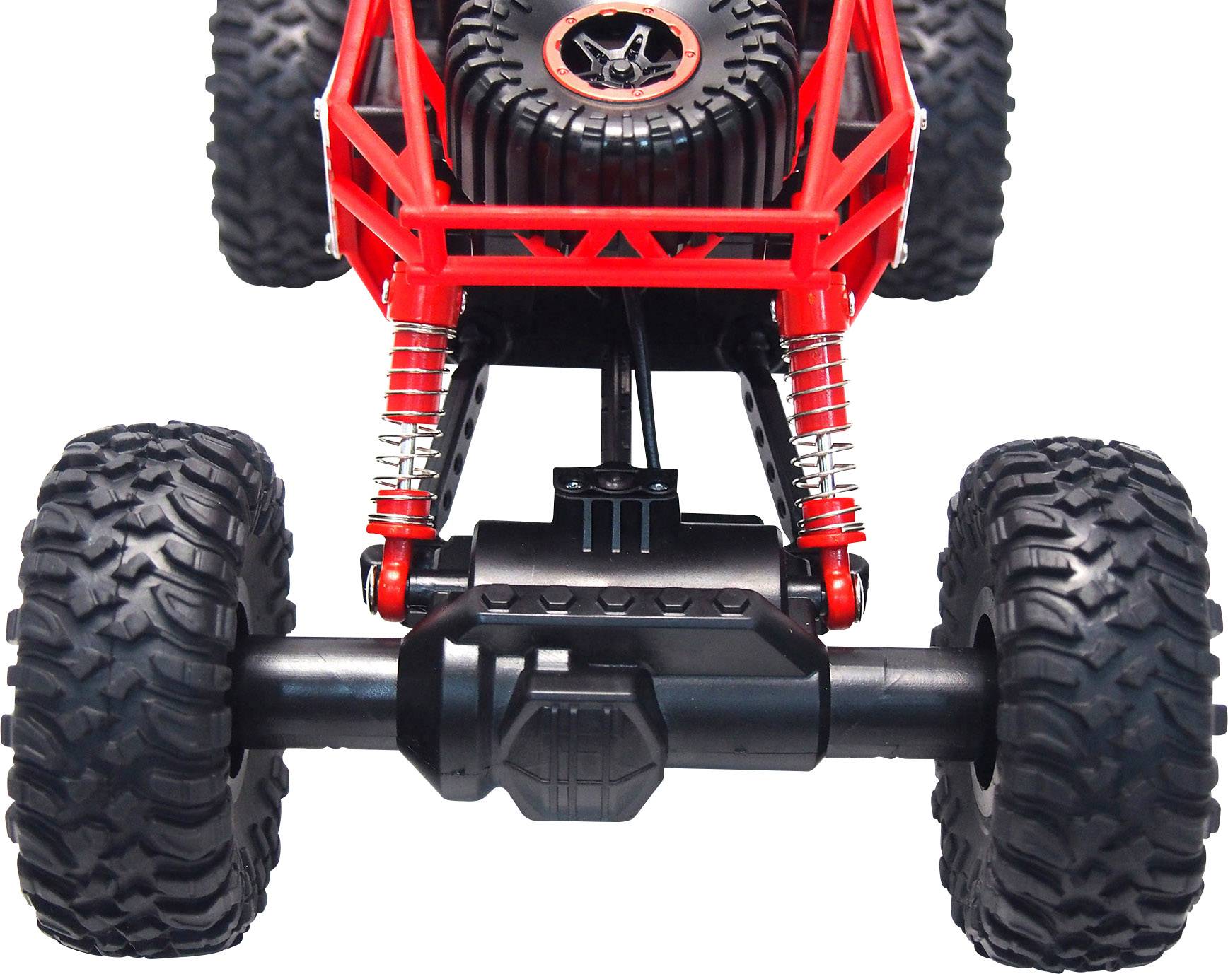 Een afstandsbestuurbare auto met grote, robuuste banden en een rood chassis, gezien van voren.