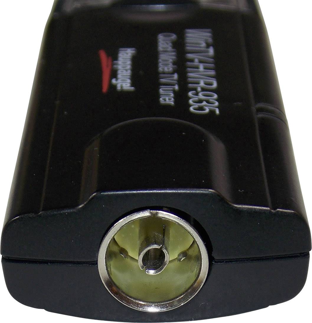 Digitale USB-tv-tuner met coaxaansluiting, modelaanduiding 'WinTV-HVR-935', van Hauppauge. Ontvangt HDTV op de computer.