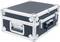 Een zwarte koffer van stevig materiaal met versterkte hoeken, een metalen handvat aan de zijkant en een kliksluiting aan de voorkant.