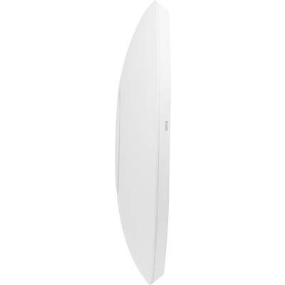 Een wit surfboard in zijaanzicht, dat rechtop tegen een witte muur leunt. Het heeft een gladde, slanke vorm.
