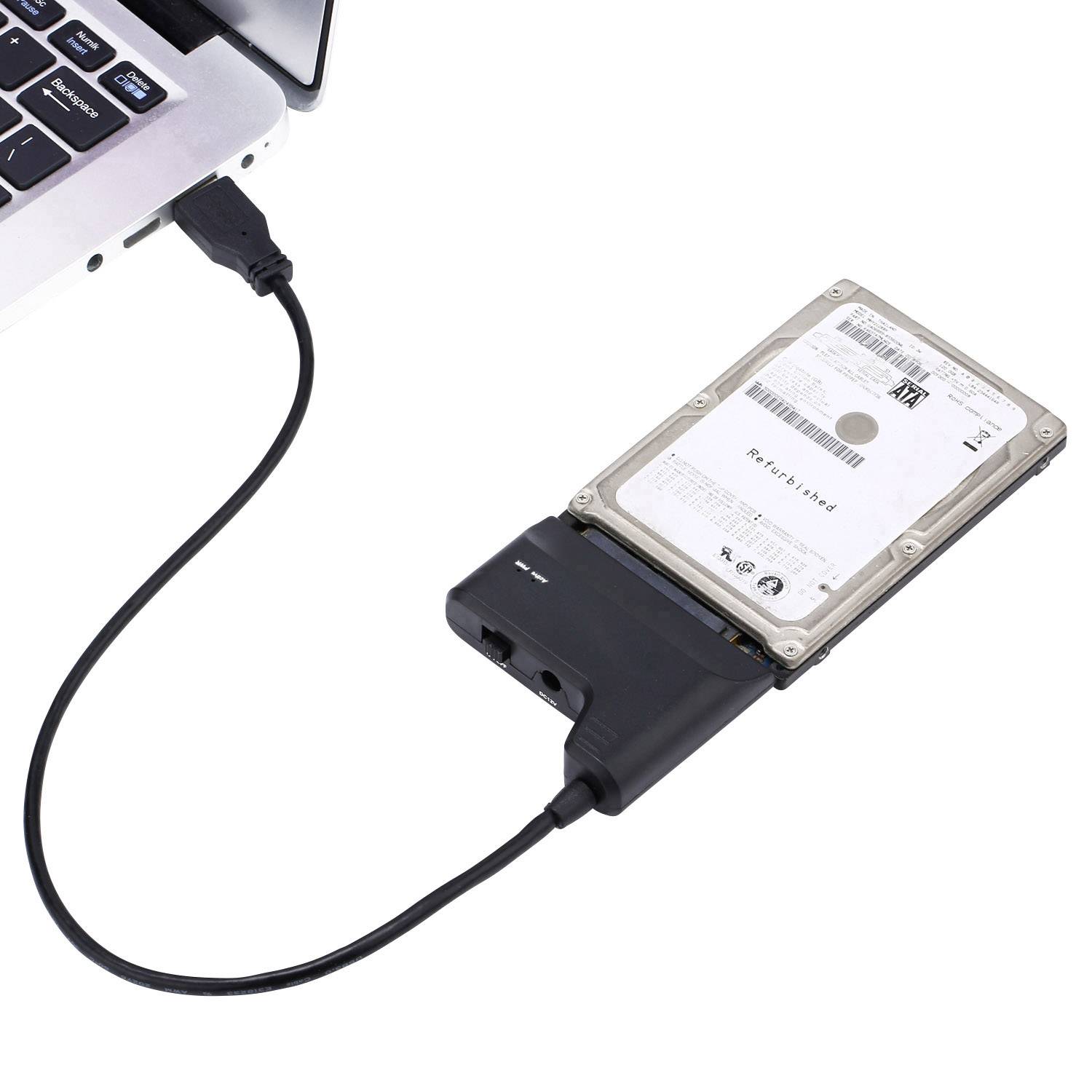 Externe harde schijf aangesloten op een laptop via een USB-kabel, toont dataoverdrachtverbinding.