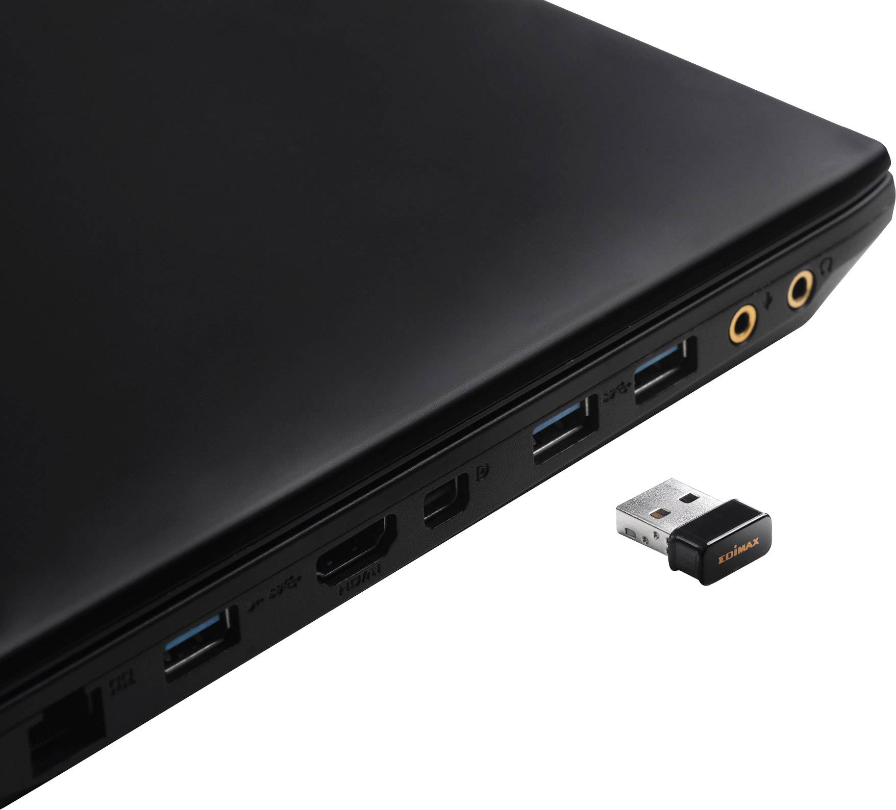 Laptop met meerdere aansluitingen aan de zijkant, waaronder USB, HDMI en Audio. Een USB-adapter ligt ernaast.