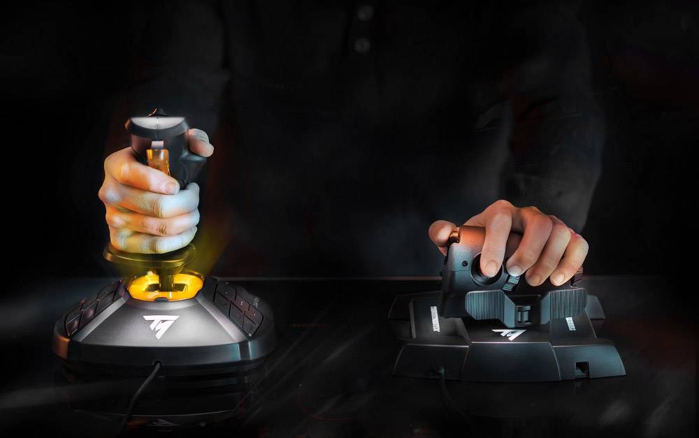 Een persoon bedient een joystick en een schuifbedieningsapparaat tegen een donkere achtergrond, symboliseert precisie en controle.