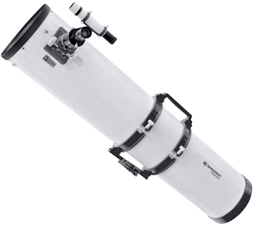 Een groot, wit telescoop met een zwart oculair en zoeker, diagonaal gepositioneerd, geschikt voor astronomische waarnemingen.