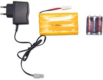 Voedingsadapter met kabel, gele accu met kabelaansluiting, drie AA-batterijen naast elkaar.