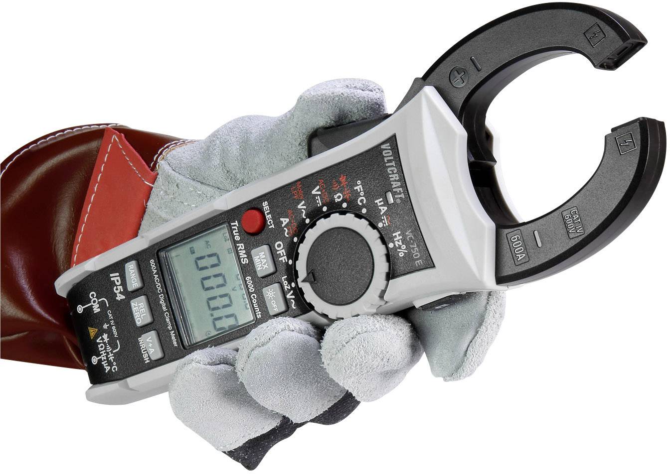 Een hand houdt een tangamperemeter met digitale weergave vast. Het apparaat toont meetwaarden voor de stroomsterkte.