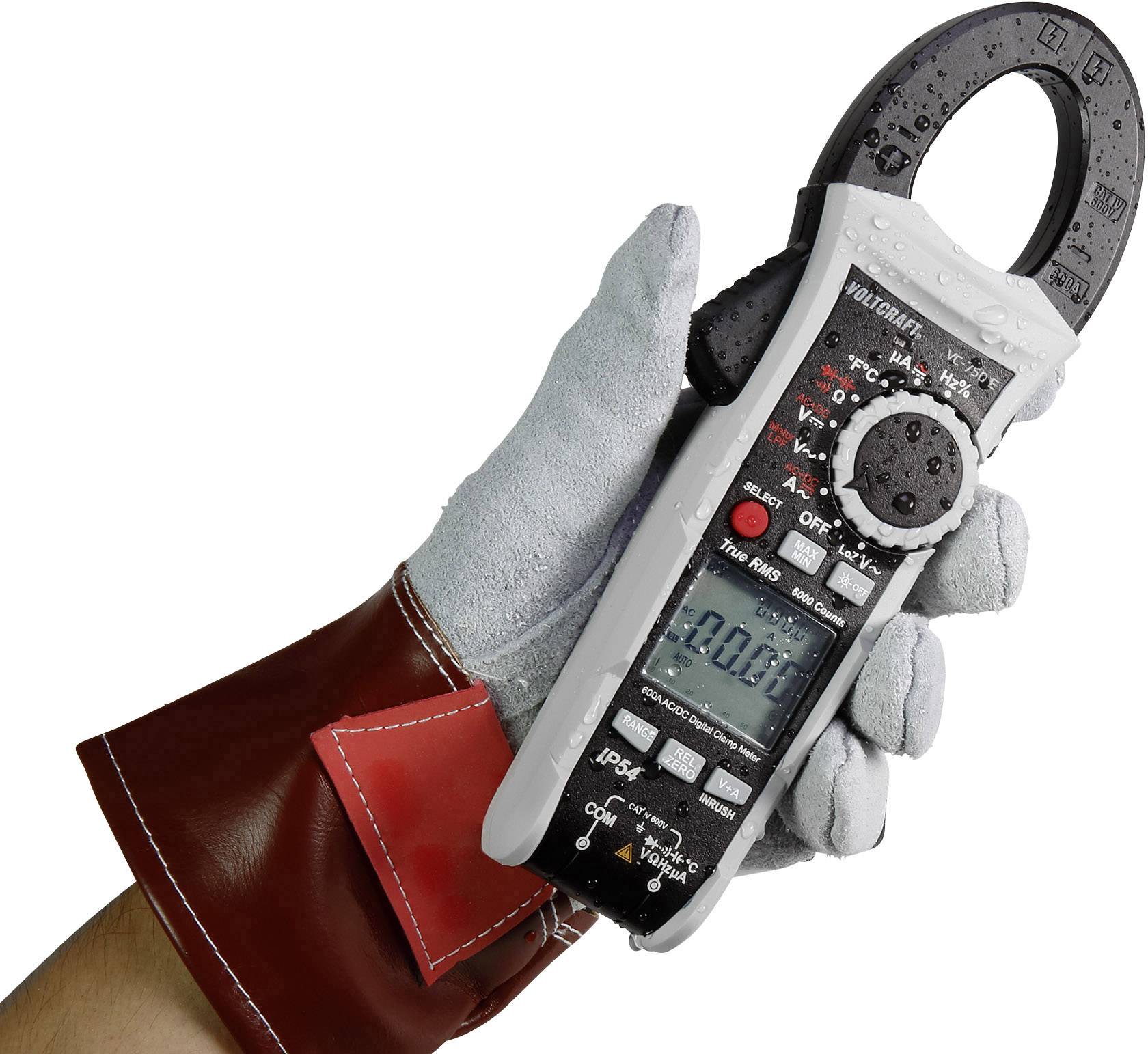 Een met handschoen bedekte hand houdt een digitale tangenmultimeter vast. Het display toont '0.00'. Het apparaat meet elektrische waarden.