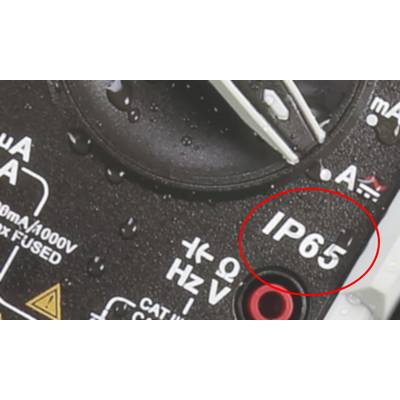 'Close-up van een apparaat met de aanduiding IP65, wat wijst op bescherming tegen stof en water. Omgeving toont waterdruppels.'