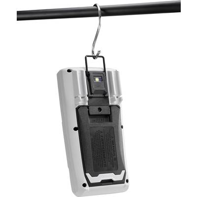 Een draagbare LED-lamp hangt aan een haak. De achterkant toont het batterijvak en ventilatie. Geschikt om op te hangen tijdens werkzaamheden.