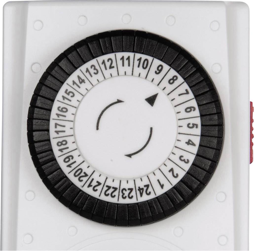Close-up van een rond, mechanisch tijdschakelklok-wijzerblad met getallen van 1 tot 24, een draaibare pijl en zwarte segmenten.