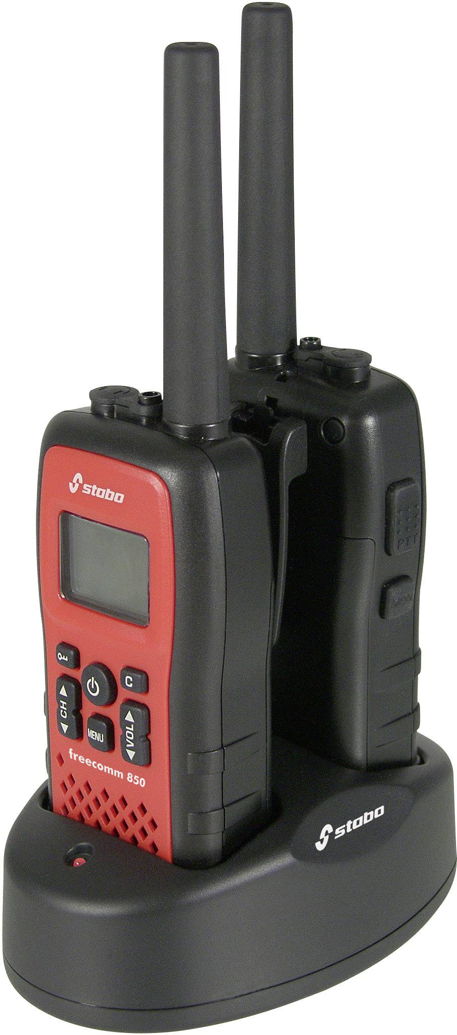 Twee zwarte en rode walkies-talkies staan op een gezamenlijk laadstation. Beide apparaten hebben een antenne en meerdere knoppen.