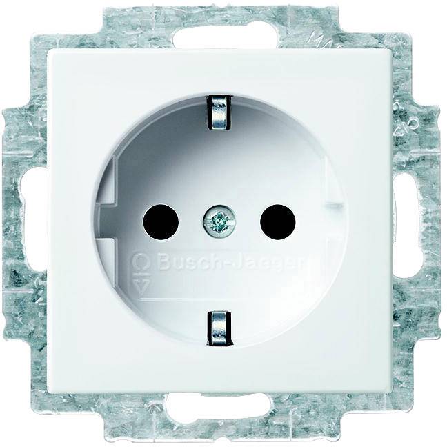 Witte wandcontactdoos van Busch-Jaeger met twee stekkergaten en een aardingscontact, gemonteerd in een metalen beugel.