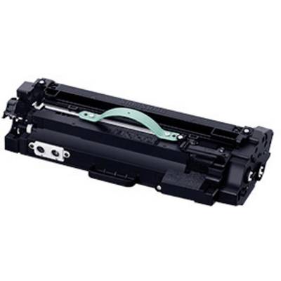 Een zwarte printer-tonercartridge ligt horizontaal. Hij heeft een groene greepstrip en aansluitingen aan beide zijden.