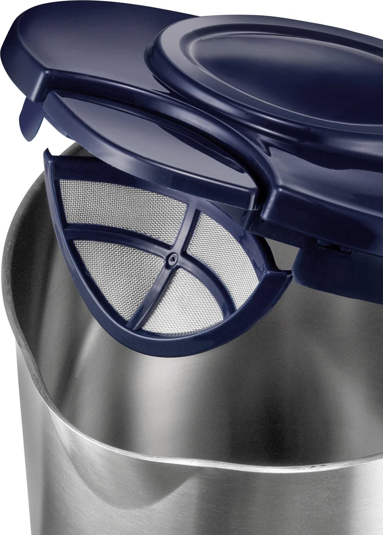 Een geopende waterkoker met een uitneembaar, fijnmazig filter in het deksel, behuizing van glanzend roestvrij staal.