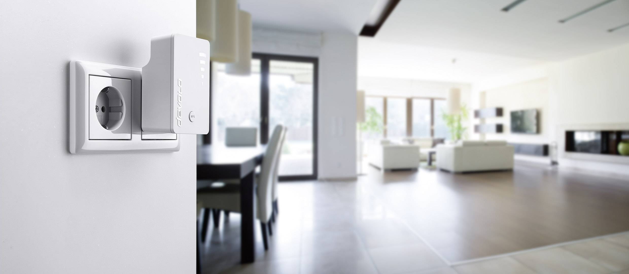 Intelligente stopcontact in een modern woonkamer. Het stopcontact is aan de muur geïntegreerd in een smart home-systeem.