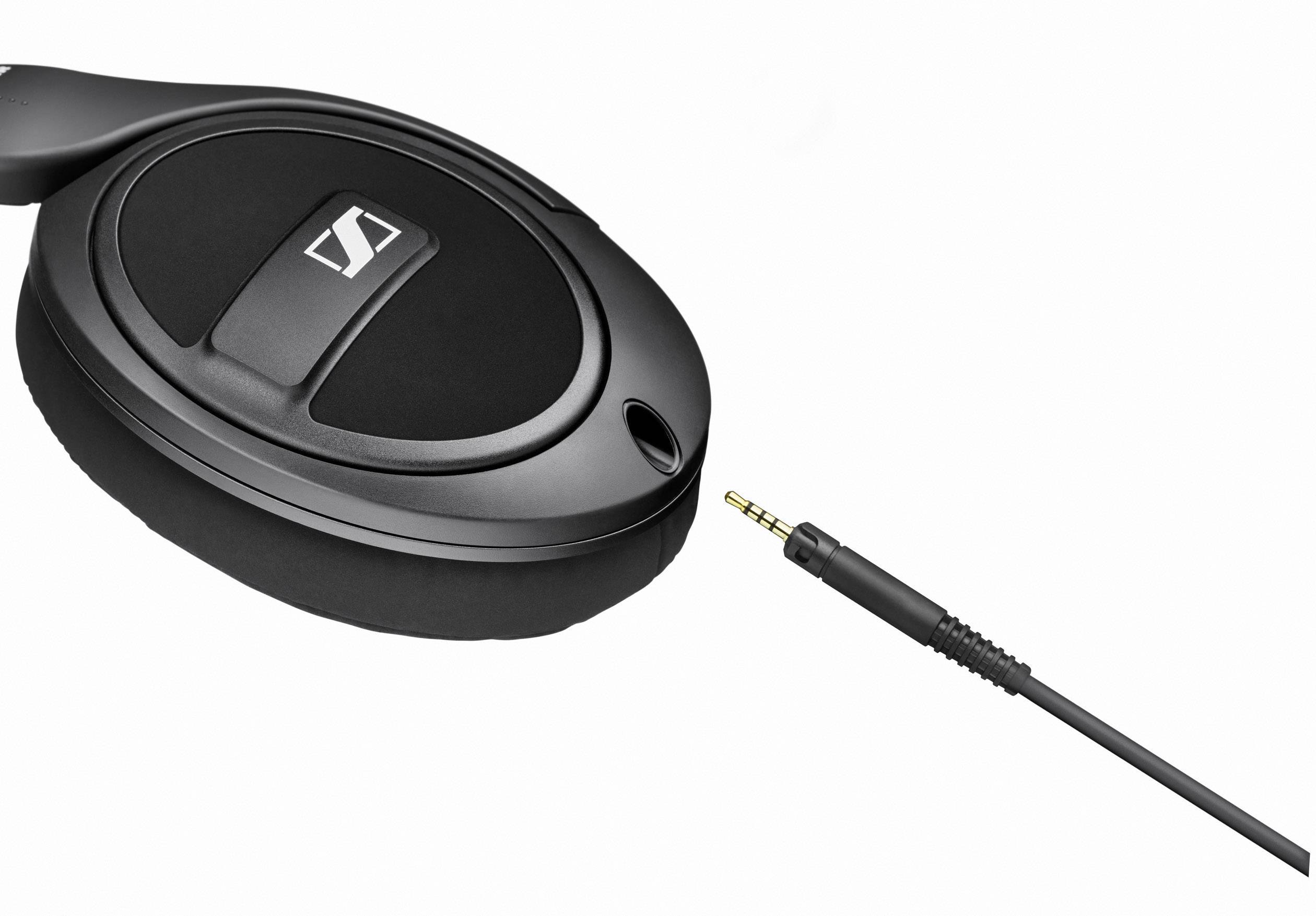 Zwarte over-ear koptelefoon met verwijderbare audiokabel en 3,5-mm jackplug, geschikt voor muziekbeleving en oproepen.