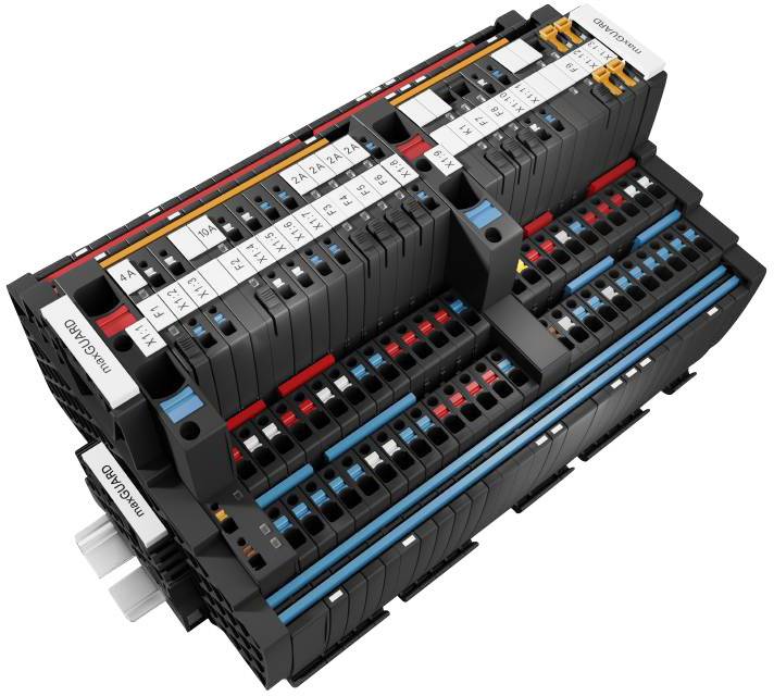 Een modulair automatiseringssysteem in het zwart met gemarkeerde aansluitingen en kleurgecodeerde modules voor industriële toepassingen.