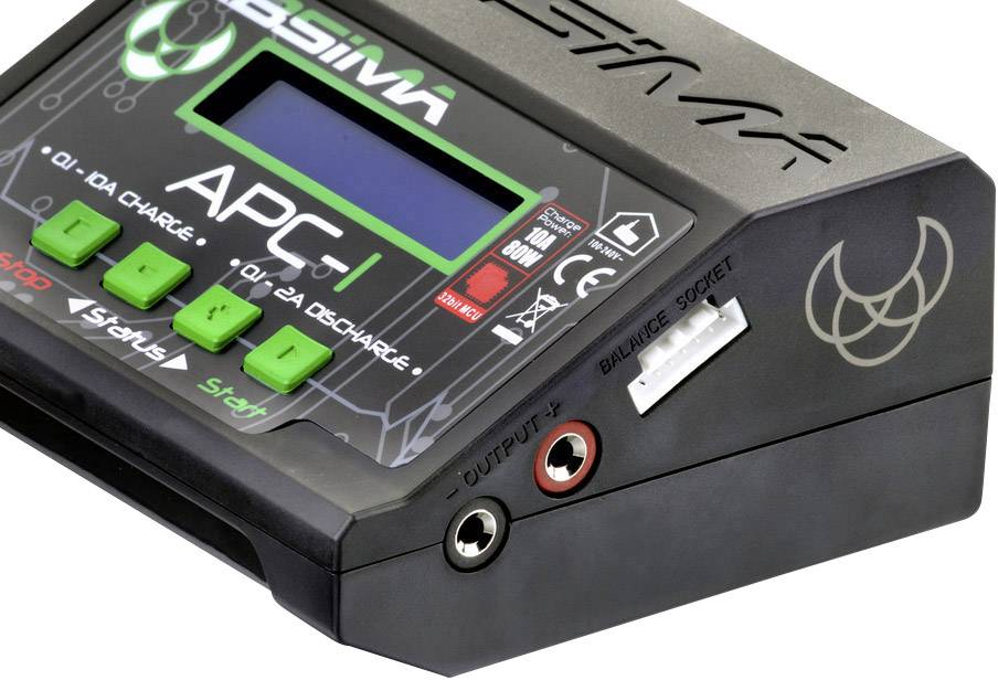 Een batterijlader van Absima, model APC-1, met een digitaal display en verschillende aansluitingen aan de rechterkant.