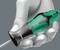 Een hand houdt een schroevendraaier vast met een ergonomische, zwart-groene handgreep waarop 'Wera' staat.