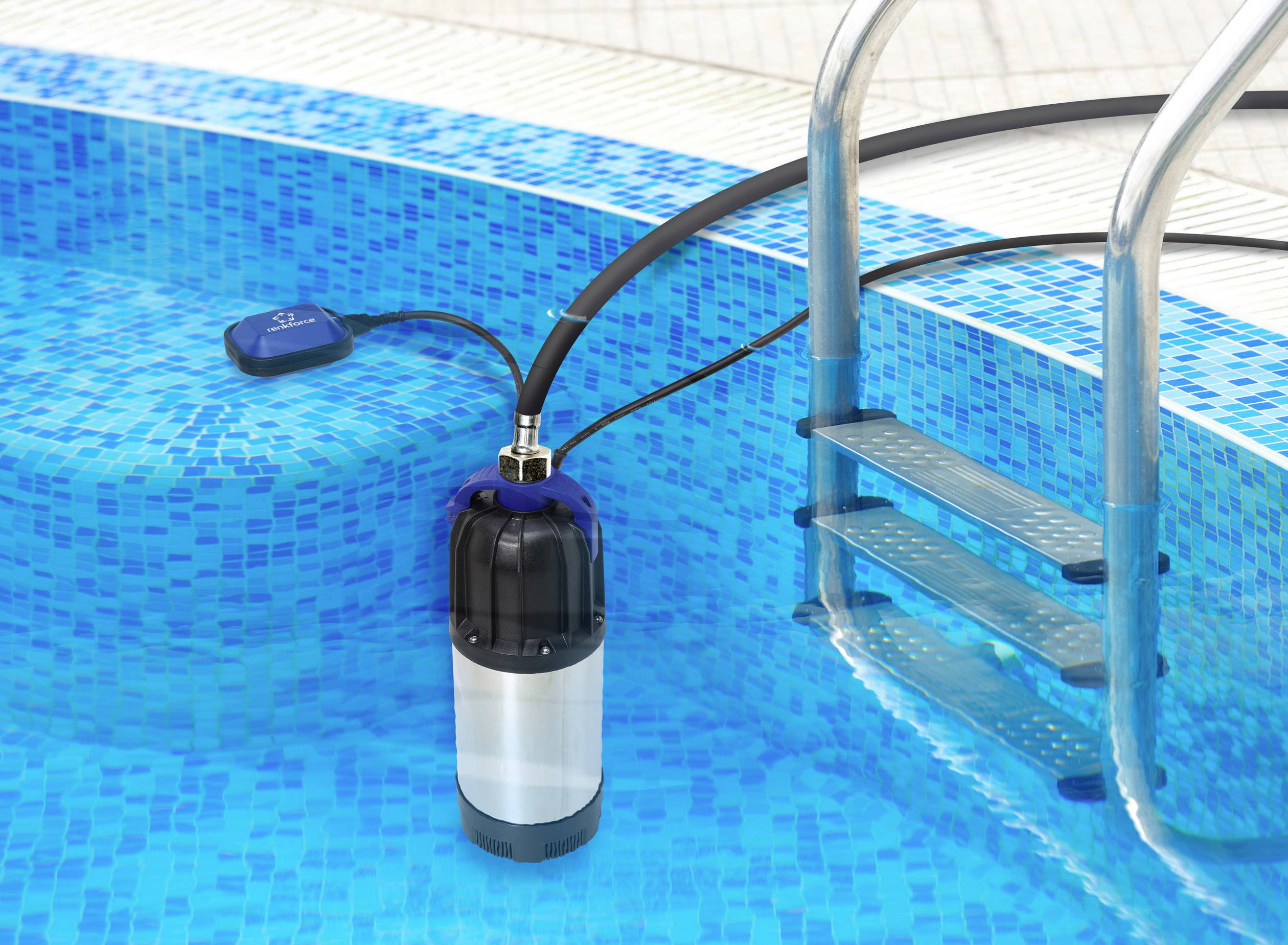 Elektrische pomp pompt water in een lege zwembad met blauwe mozaïektegels. Een zwarte slang is aangesloten op de pomp.