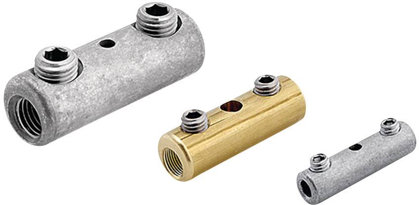 Drie metalen cilinderverbinders met elk twee schroefgaten en schroeven, in verschillende kleuren, op een witte achtergrond.