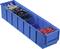 Blauwe opbergdoos met meerdere vakken, gevuld met zilveren schroeven en rood geïsoleerde platte stekkers. Ideaal voor het organiseren van werkplaatsmaterialen.