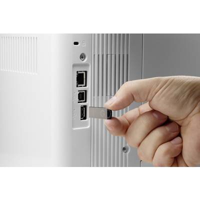Hand steekt USB-stick in een USB-poort van een elektronisch apparaat.