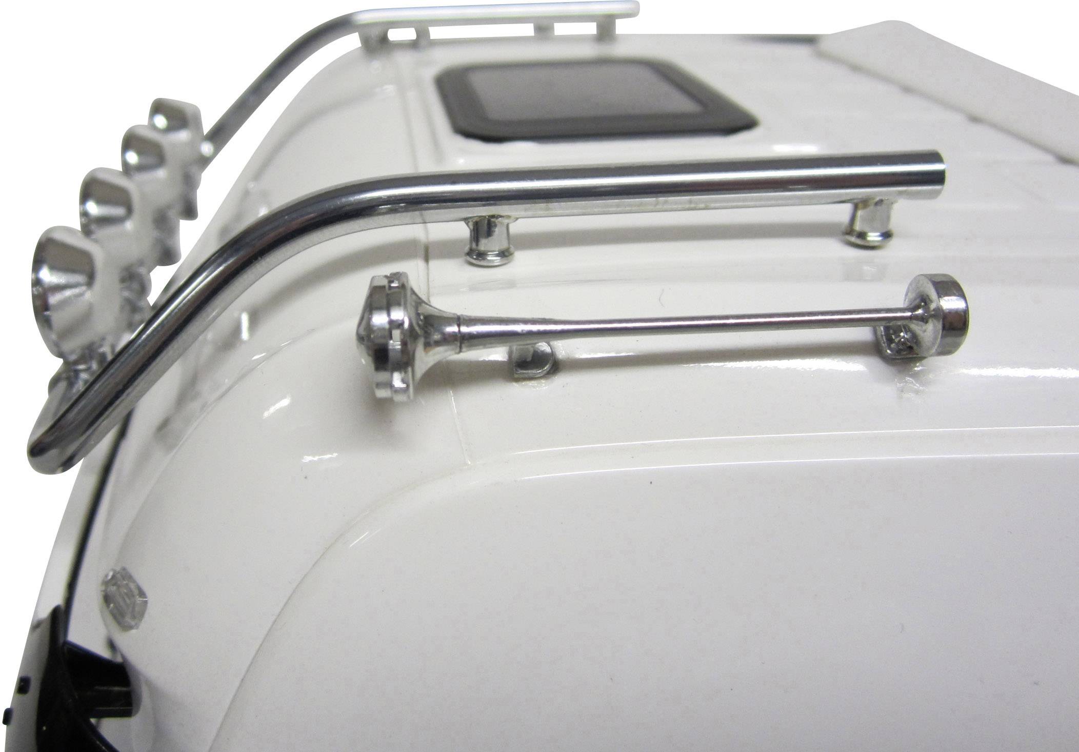 Witte RC-modelauto met zilveren rolbeugel en daklampen. Gedetailleerd zicht op de carrosserie en toebehoren.