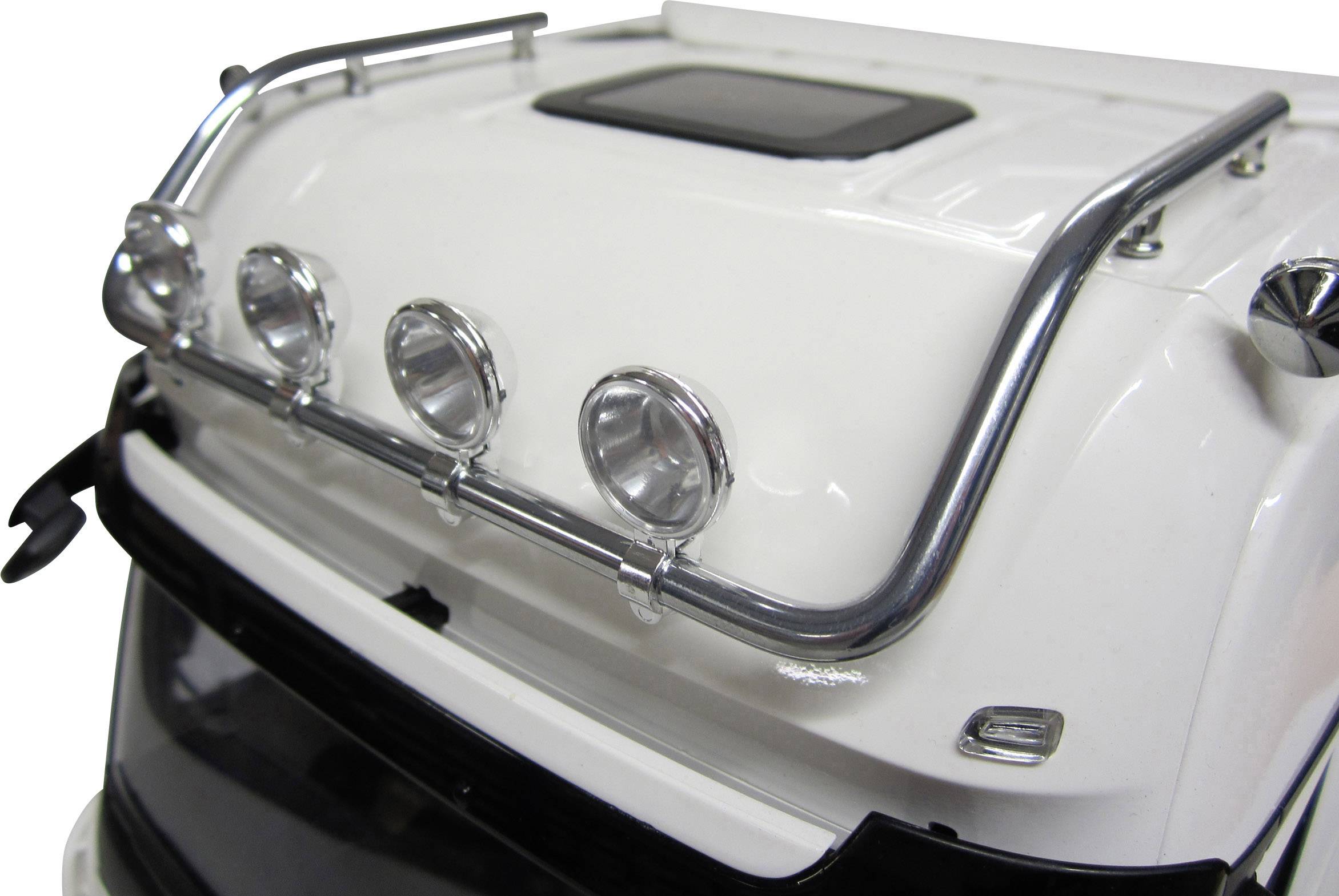 Wit model van een vrachtwagendak met drie ronde koplampen en een metalen staaf.