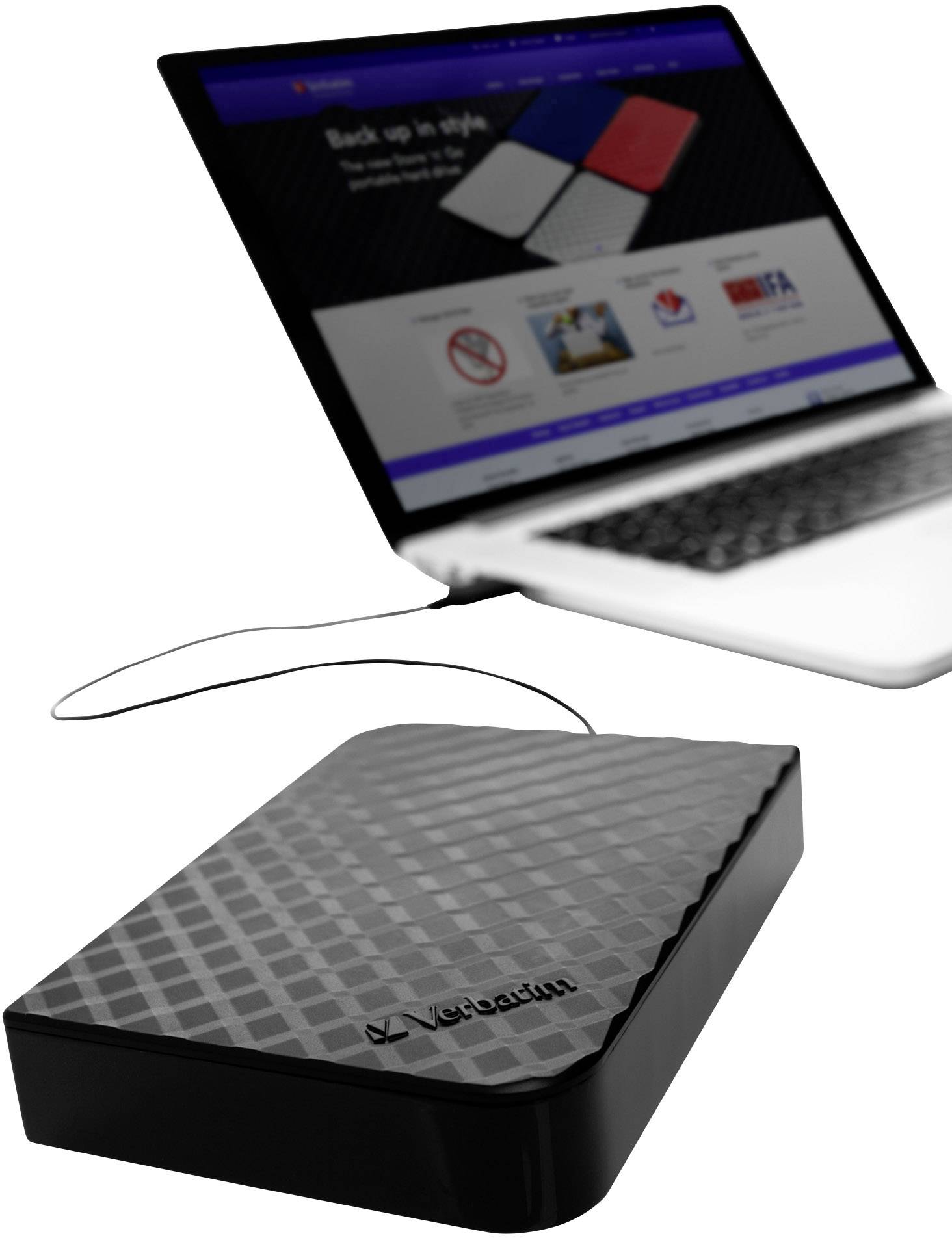 Externe harde schijf van Verbatim met laptop op de achtergrond. De harde schijf heeft een zwart, gestructureerd behuizing.
