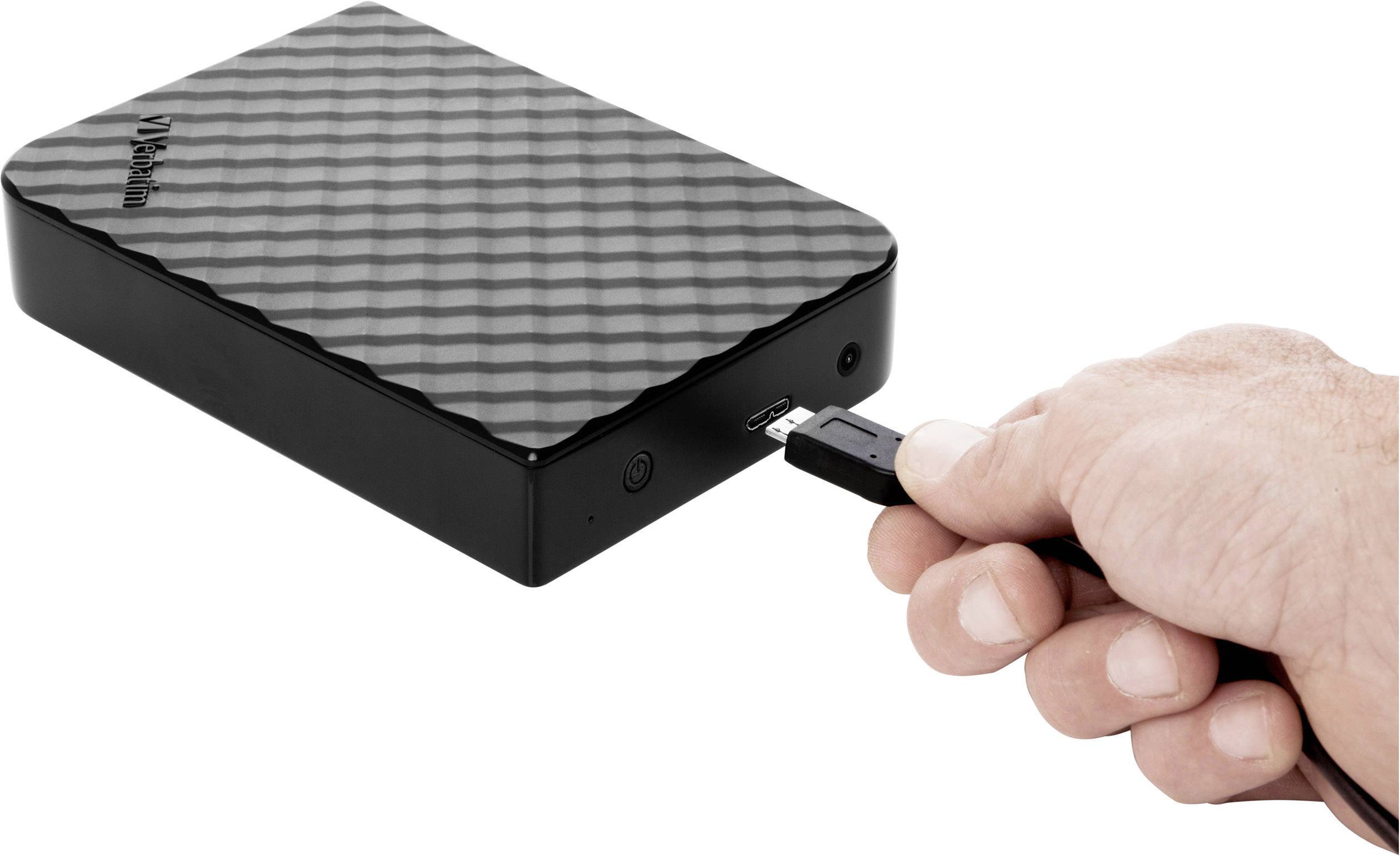 Externe draagbare harde schijf in het zwart met USB-kabel, aangesloten door een hand.
