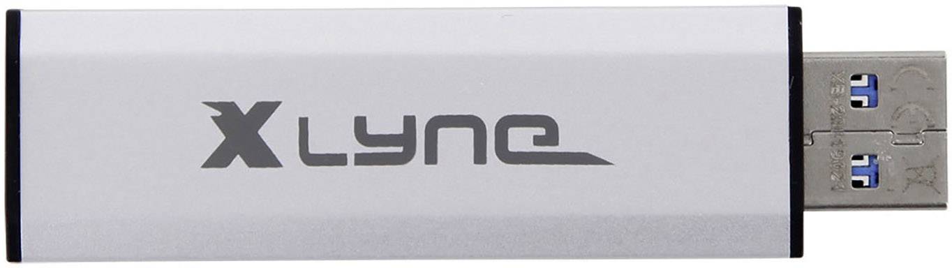 Een zilveren USB-stick met het opschrift 'Xlyne', toont een USB-A aansluiting.