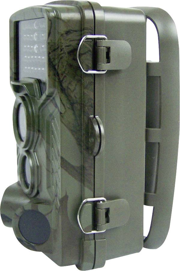Een donkere, camouflagekleurige wildcamera met twee lenzen en LED-verlichting zijdelings bevestigd aan een boom.