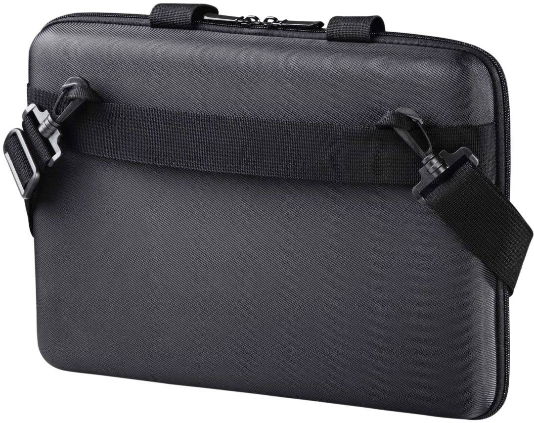 Zwarte laptoptas van stof met rits en verstelbare schouderband, liggend op een witte achtergrond.