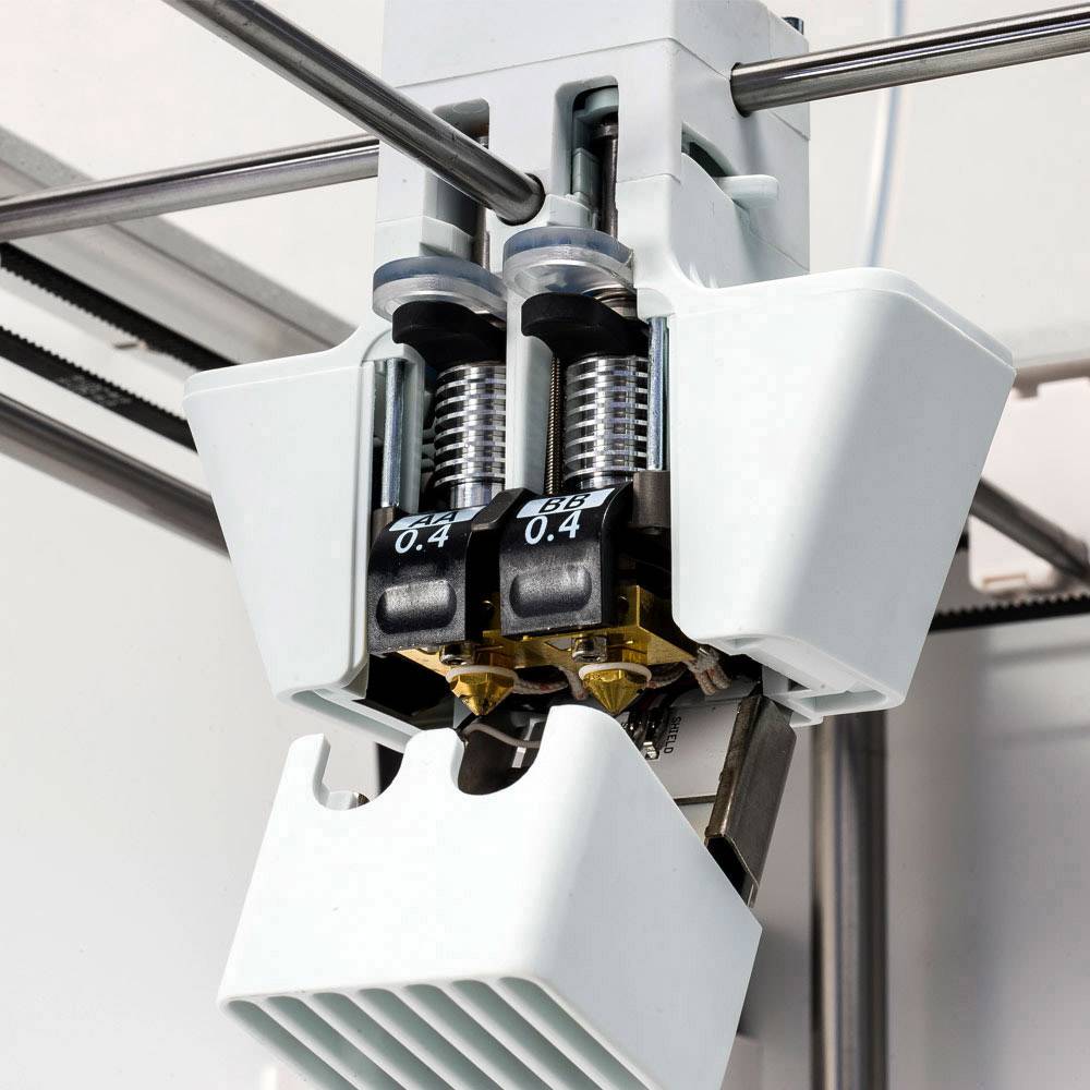 Close-up van industriële 3D-printercomponenten, met spoelen en tandwielen. Mechanisch en technisch nauwkeurig weergegeven.