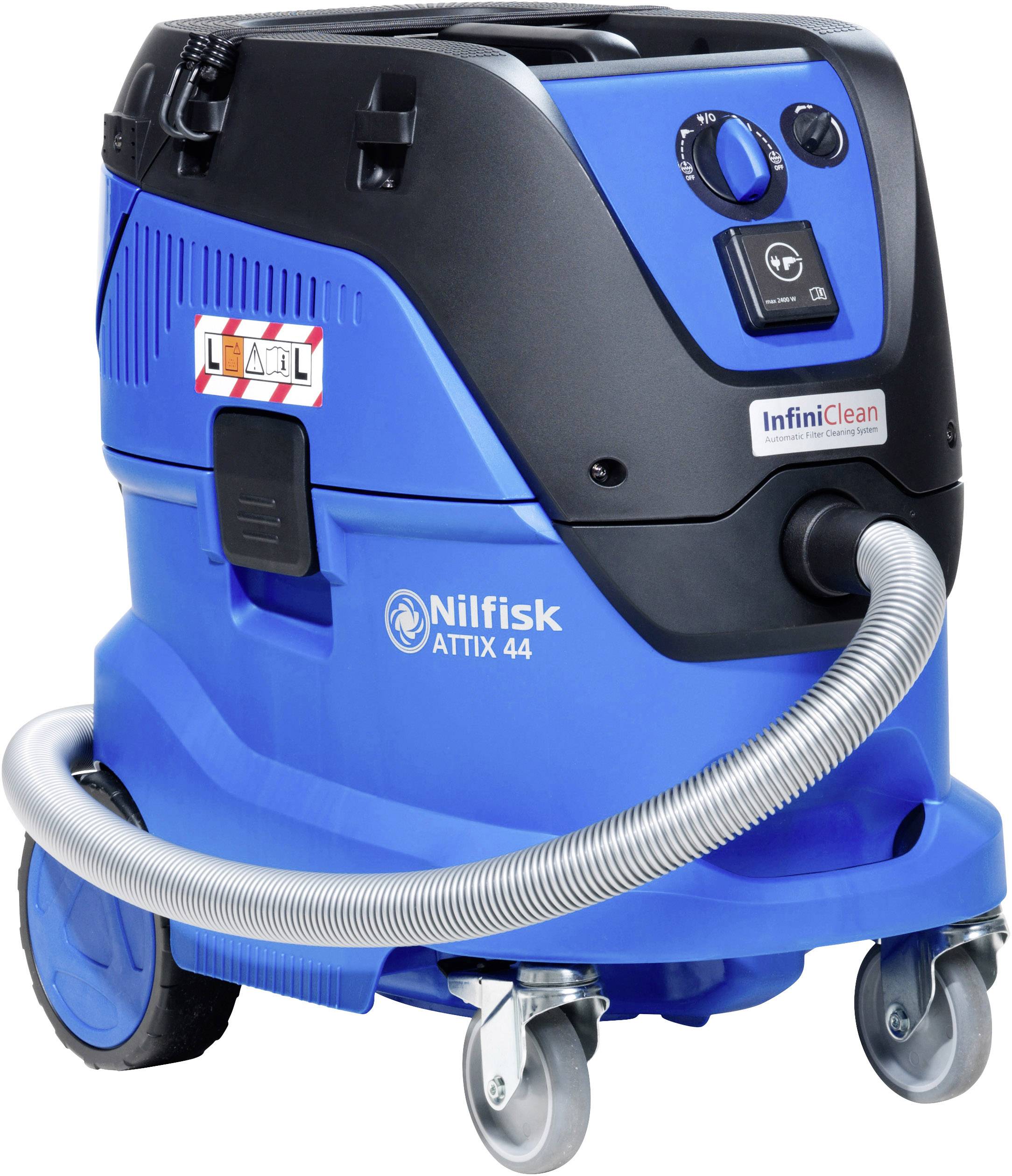 Industriële stofzuiger, merk Nilfisk, model ATTIX 44, in het blauw met slangen en wielen. Geschikt voor stof- en vloeistofopname.