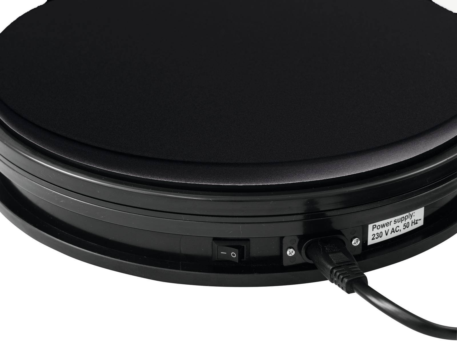 Zwarte ronde elektrische grill met netsnoer en gedrukte stroomvoorziening: '230 V AC, 50 Hz'. Schakelaar aan de zijkant.