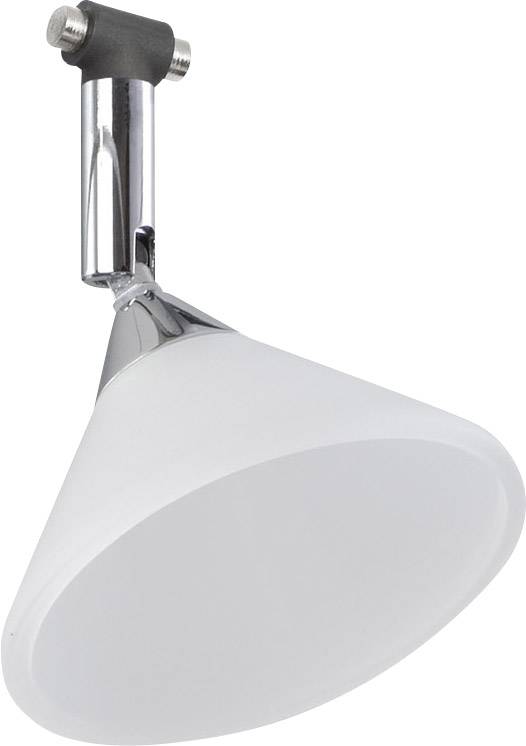 Een moderne wandlamp met een kegelvormige, witte kap en een zilveren bevestiging die naar beneden gericht is aangebracht.