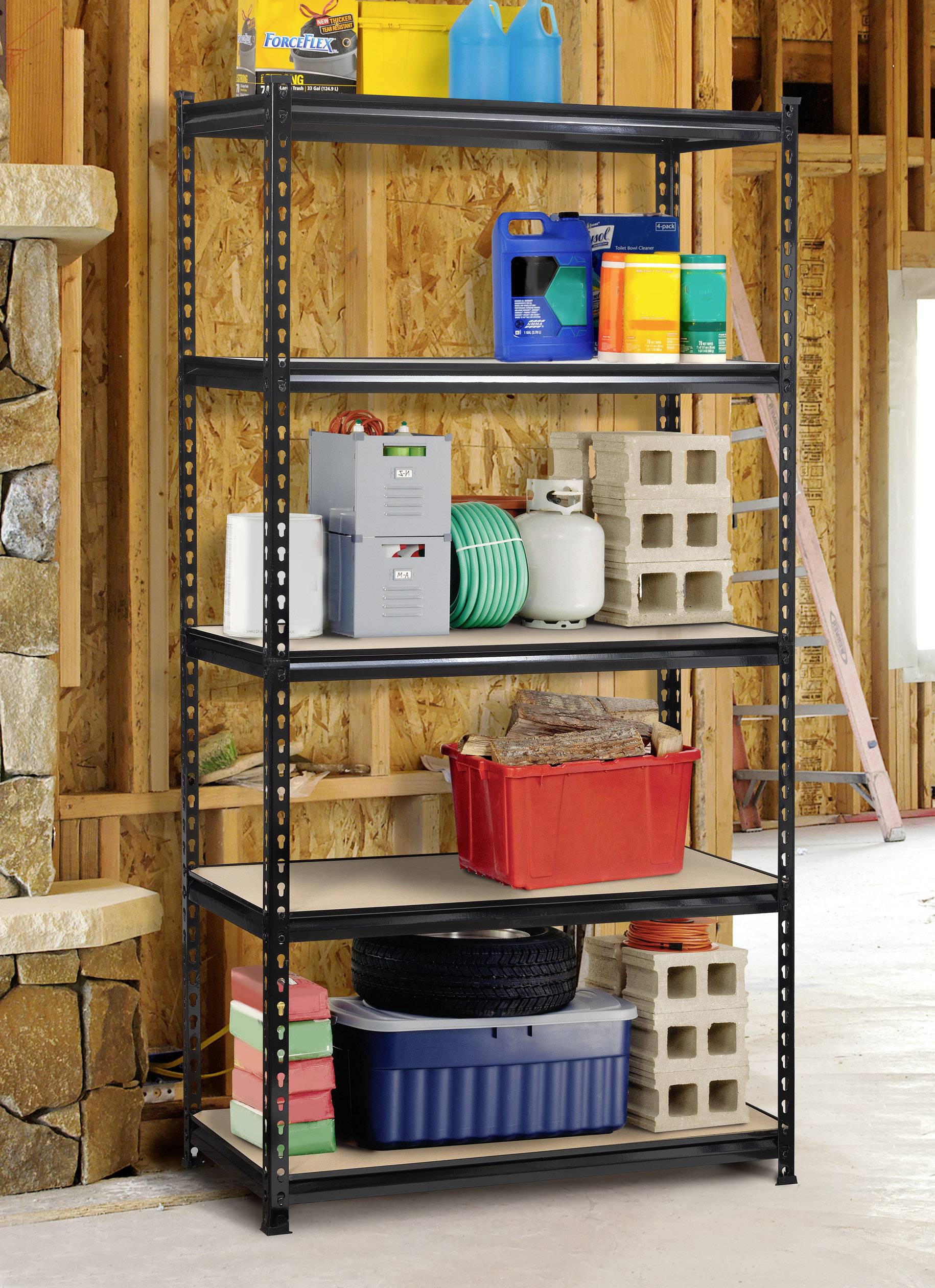 Een rek met vijf planken, gevuld met verschillende huishoudelijke voorwerpen zoals schoonmaakmiddelen, een rode container en betonblokken.