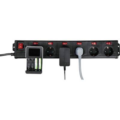 'Zwarte stekkerdoos met zes schakelaars. Twee stekkers zijn aangesloten, één met een zwart snoer, de andere met een grijs snoer. Batterijlader met vier batterijen links ernaast.'