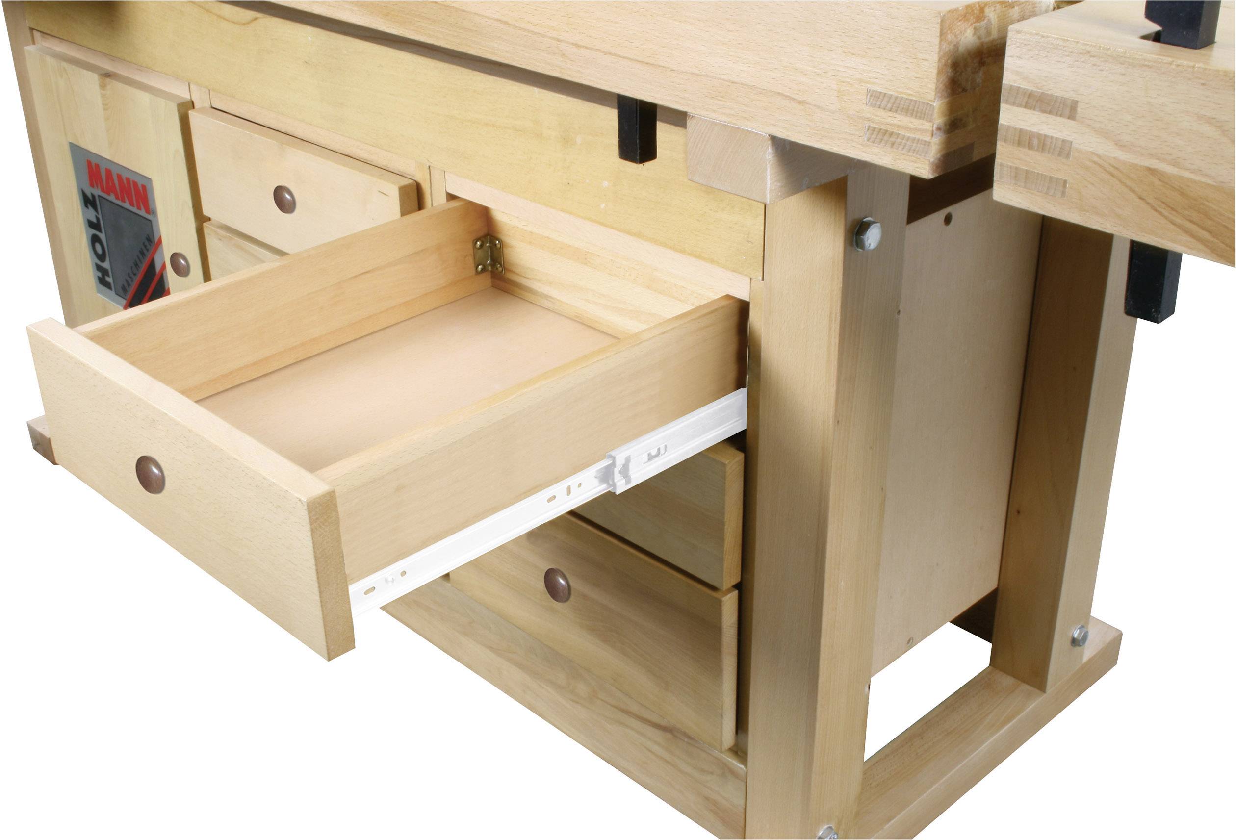 Te zien is een houten werkbank met meerdere laden. Eén lade is geopend en toont de eenvoudige geleiding.