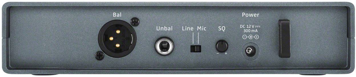 Achterkant van een audioapparaat met XLR-aansluiting, Unbal, Line, Mic, SQ-aansluitingen en netvoedingsaansluiting voor 12 V gelijkspanning.