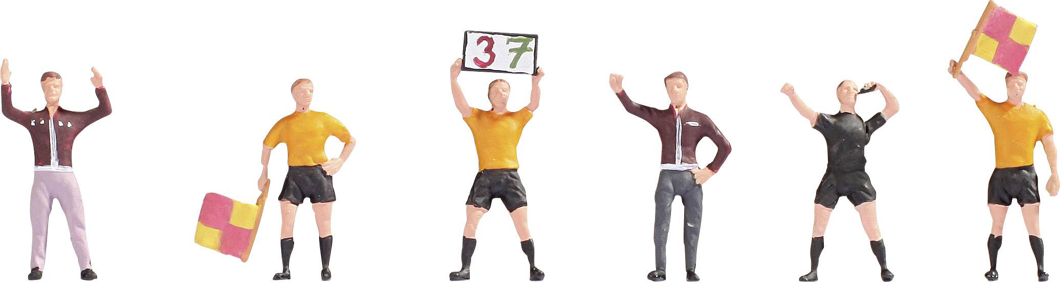 Miniatuur-scheidsrechtersfiguren in uniformen. Eén houdt een bord vast met de cijfers '3' en '7', anderen dragen vlaggen.